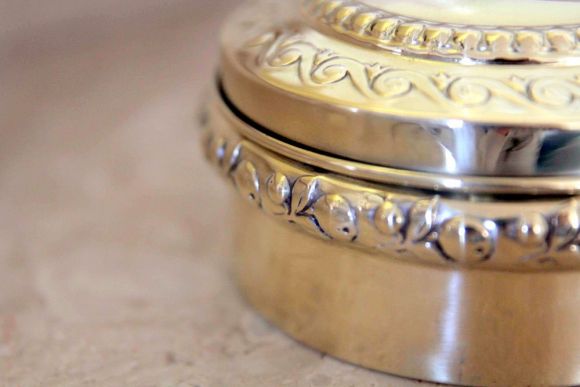 Очень миленькая винтажная шкатулочка из латуни