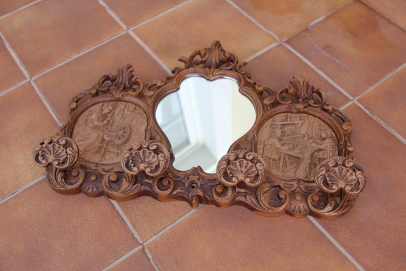 Оригинальный, красивый предмет -  зеркало - вешалка