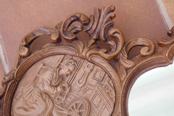 Оригинальный, красивый предмет -  зеркало - вешалка