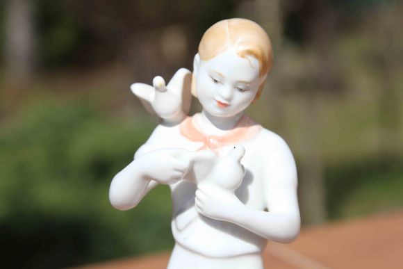 Статуэтка Пионерка с голубями. ЛФЗ. Начало 20 века