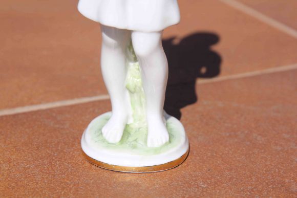 Статуэтка Пионерка с голубями. ЛФЗ. Начало 20 века