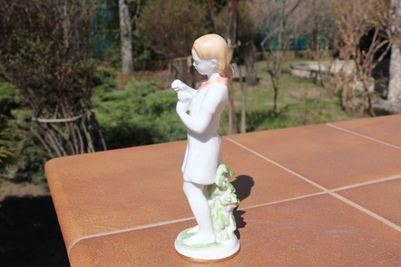 Статуэтка Пионерка с голубями. ЛФЗ. Начало 20 века