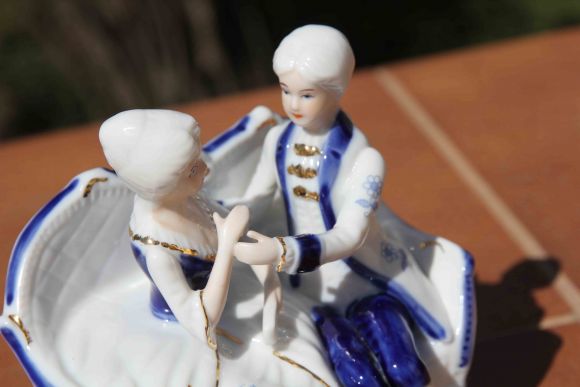 Очаровательная статуэтка кавалер с барышней. Европа. Середина 20 века