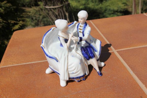 Очаровательная статуэтка кавалер с барышней. Европа. Середина 20 века