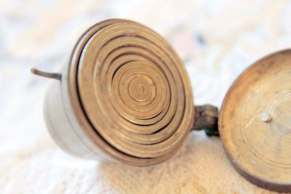 Настоящее сокровище. Разновес(футляр и 5 гирек)