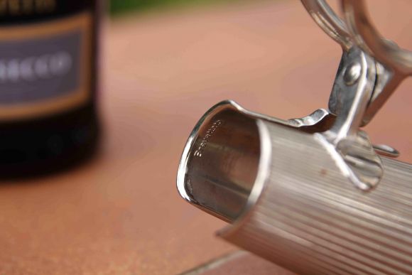 Редкий предмет - ручка для шампанского или вина. Изысканная сервировка стола