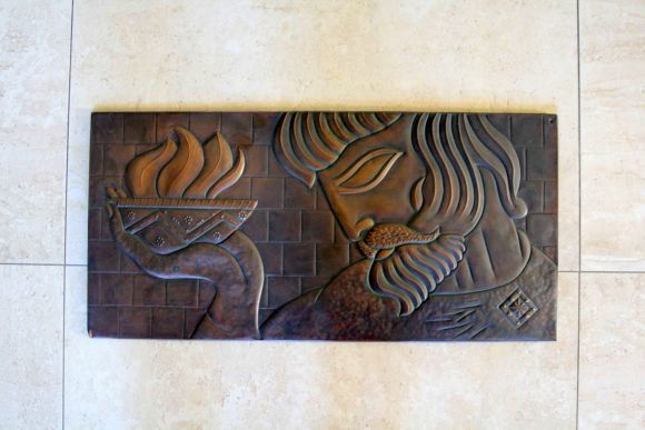 Медное прямоугольное панно Юноша с горящей ЧАШЕЙ