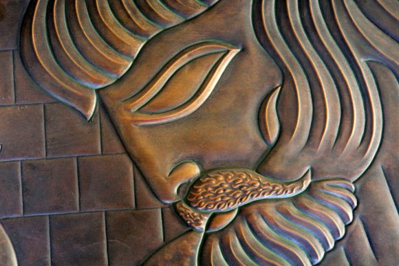 Медное прямоугольное панно Юноша с горящей ЧАШЕЙ