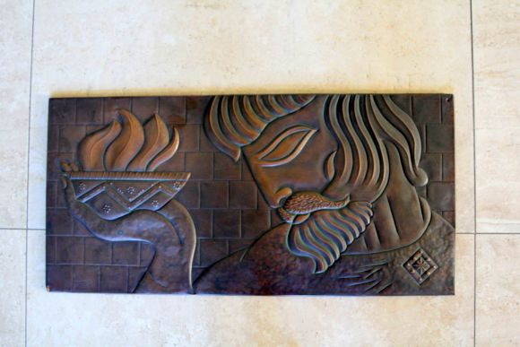 Медное прямоугольное панно Юноша с горящей ЧАШЕЙ