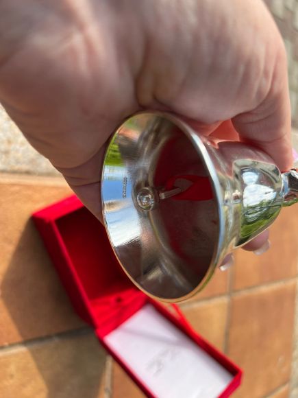 Посеребренный английский рождественский колокольчик в коробке.