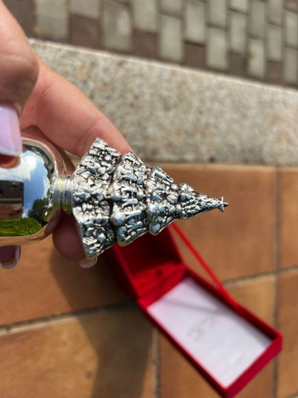 Посеребренный английский рождественский колокольчик в коробке.