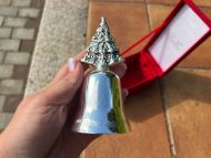 Посеребренный английский рождественский колокольчик в коробке.
