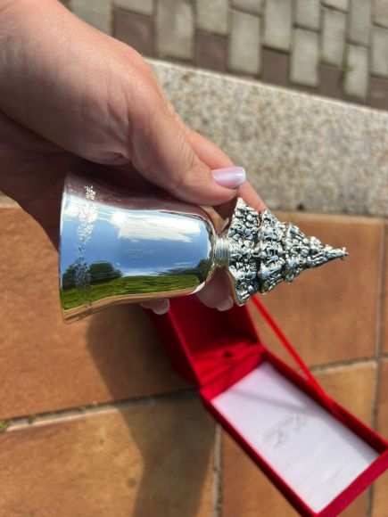 Посеребренный английский рождественский колокольчик в коробке.