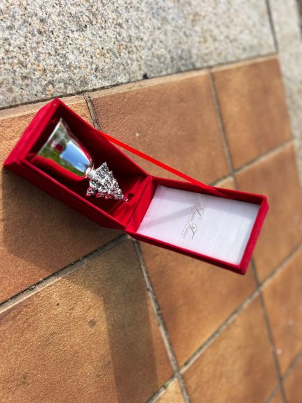 Посеребренный английский рождественский колокольчик в коробке.