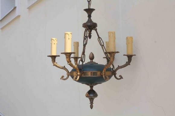 Шикарная люстра в классическом стиле