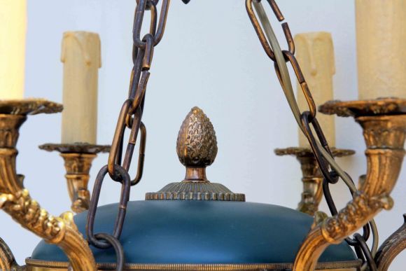Шикарная люстра в классическом стиле
