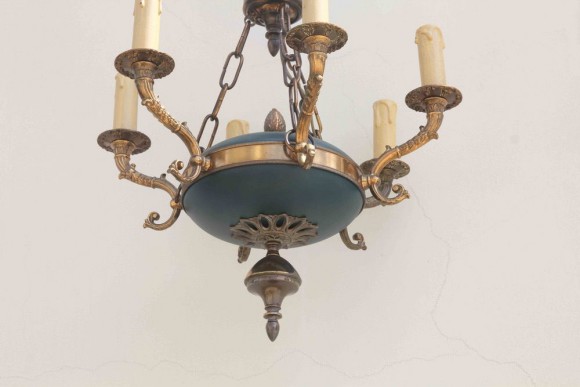 Шикарная люстра в классическом стиле