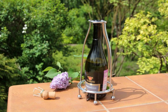 Интересный держатель для бутылок шампанского. Красивая подача алкоголя