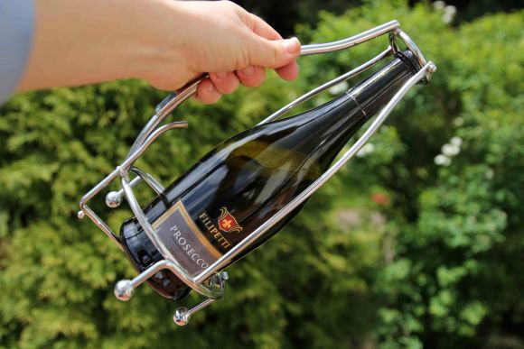 Интересный держатель для бутылок шампанского. Красивая подача алкоголя