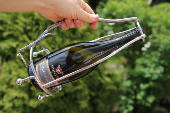 Интересный держатель для бутылок шампанского. Красивая подача алкоголя