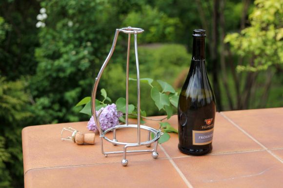 Интересный держатель для бутылок шампанского. Красивая подача алкоголя