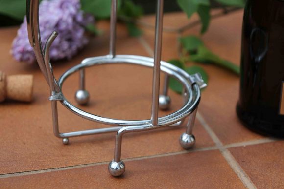 Интересный держатель для бутылок шампанского. Красивая подача алкоголя