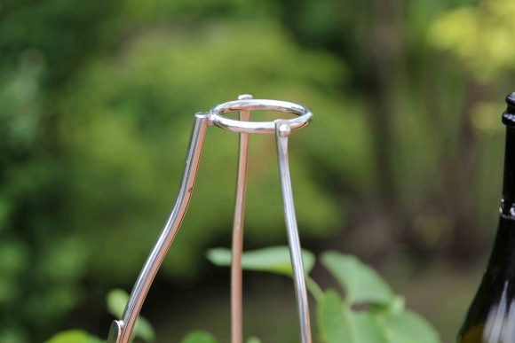 Интересный держатель для бутылок шампанского. Красивая подача алкоголя