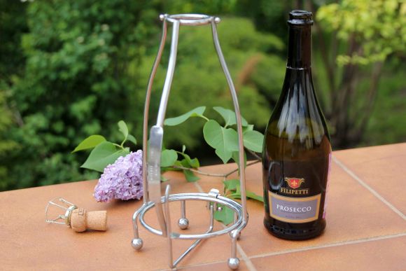 Интересный держатель для бутылок шампанского. Красивая подача алкоголя