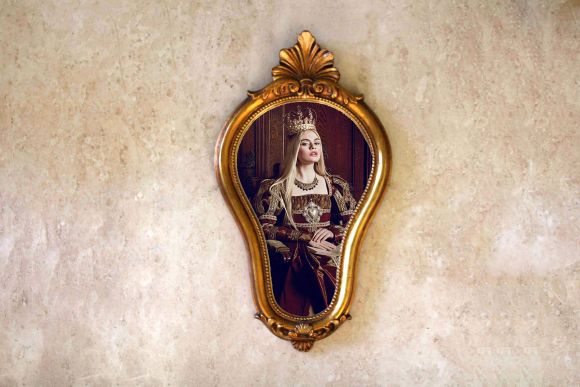 Королевское зеркало в золотой раме