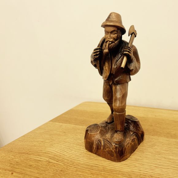 Деревянная статуэтка лесника с топориком. Европа. Начало 20 века