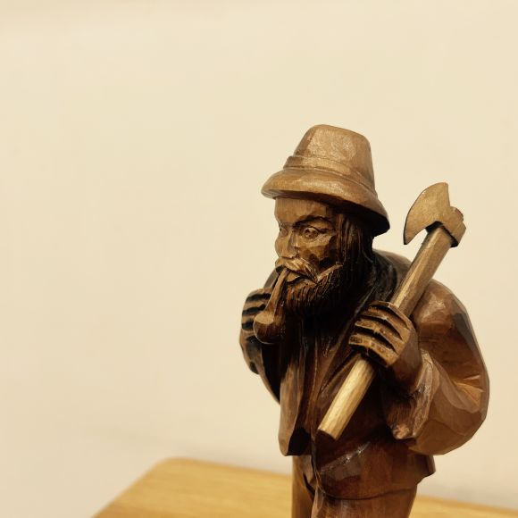 Деревянная статуэтка лесника с топориком. Европа. Начало 20 века