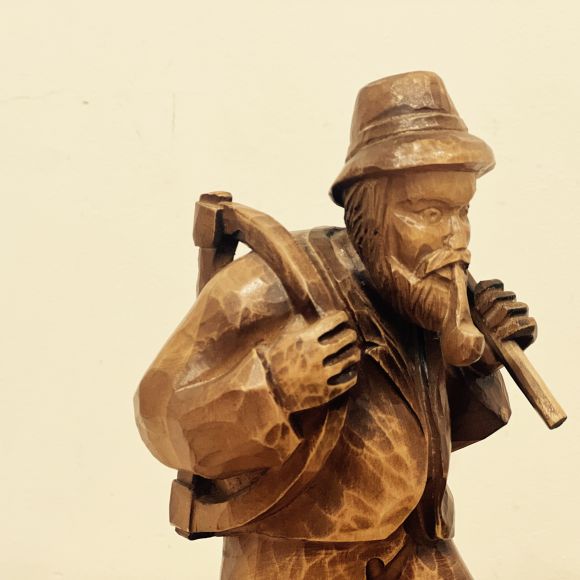 Деревянная статуэтка лесника с топориком. Европа. Начало 20 века