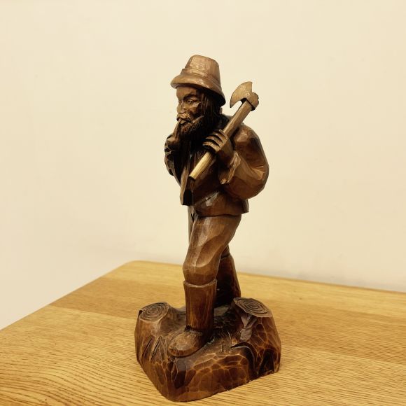 Деревянная статуэтка лесника с топориком. Европа. Начало 20 века