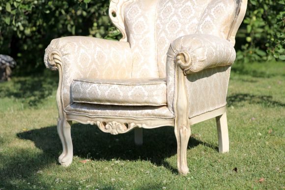 Потрясающее кресло в светло - золотистых тонах. Полная реставрация