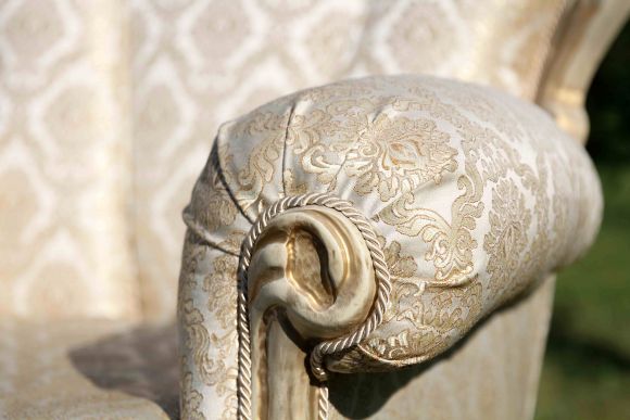 Потрясающее кресло в светло - золотистых тонах. Полная реставрация