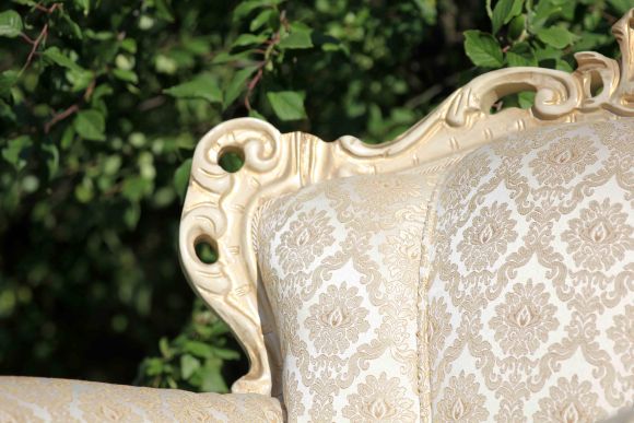 Потрясающее кресло в светло - золотистых тонах. Полная реставрация