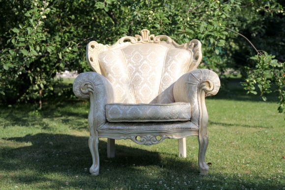 Потрясающее кресло в светло - золотистых тонах. Полная реставрация