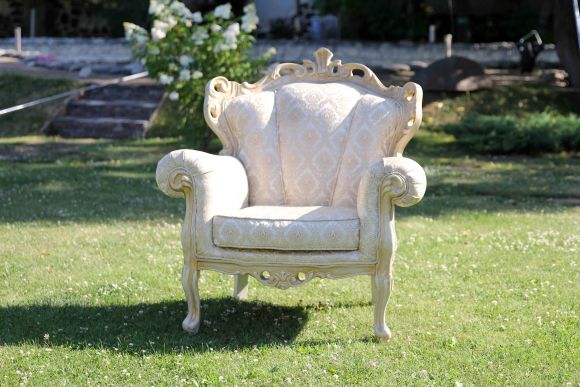 Потрясающее кресло в светло - золотистых тонах. Полная реставрация
