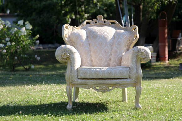 Потрясающее кресло в светло - золотистых тонах. Полная реставрация