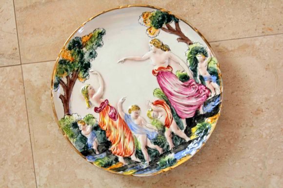 Антикварная тарелка Capodimonte ДЕВЫ