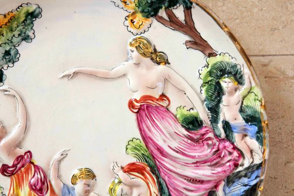 Антикварная тарелка Capodimonte ДЕВЫ