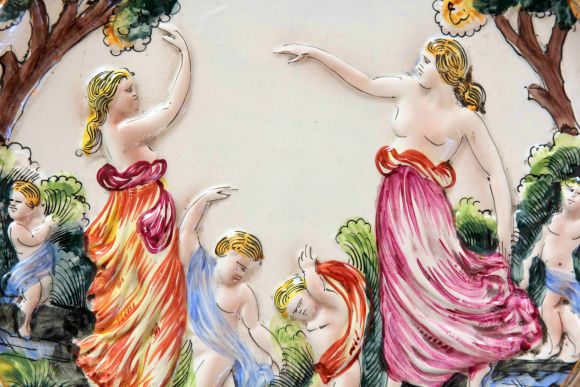 Антикварная тарелка Capodimonte ДЕВЫ