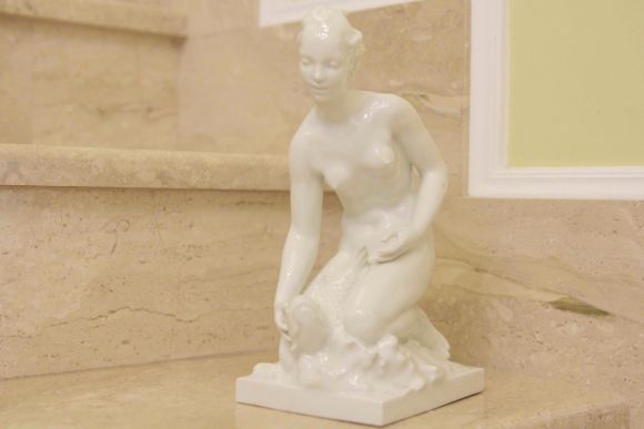 Антикварная фарфоровая статуэтка "Девушка с рыбой" KPM КПМ Berlin