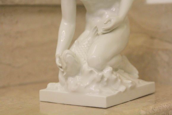 Антикварная фарфоровая статуэтка "Девушка с рыбой" KPM КПМ Berlin