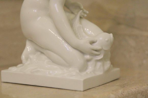 Антикварная фарфоровая статуэтка "Девушка с рыбой" KPM КПМ Berlin