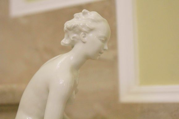 Антикварная фарфоровая статуэтка "Девушка с рыбой" KPM КПМ Berlin