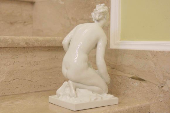 Антикварная фарфоровая статуэтка "Девушка с рыбой" KPM КПМ Berlin