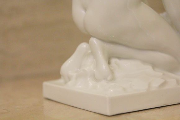 Антикварная фарфоровая статуэтка "Девушка с рыбой" KPM КПМ Berlin