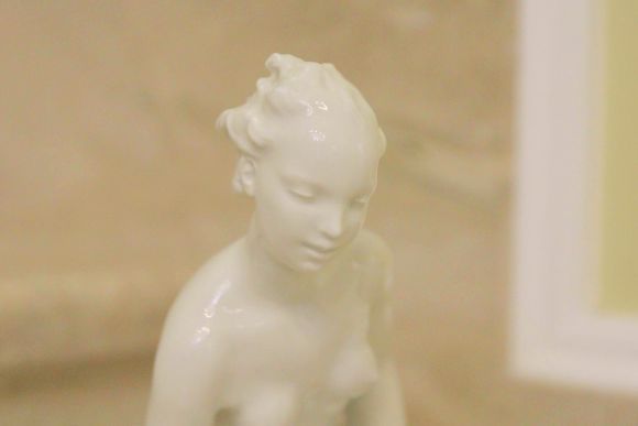 Антикварная фарфоровая статуэтка "Девушка с рыбой" KPM КПМ Berlin