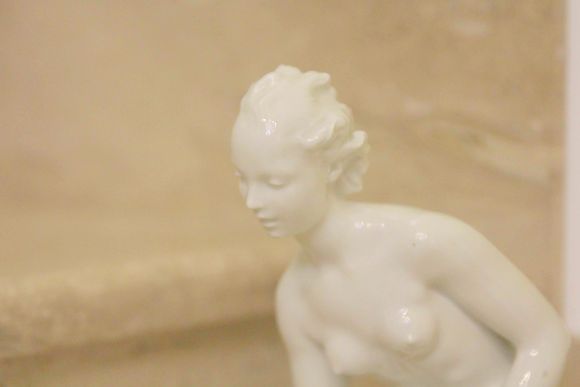 Антикварная фарфоровая статуэтка "Девушка с рыбой" KPM КПМ Berlin